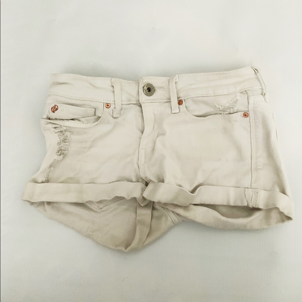 Levi’s low rised white shorts. Size Xs